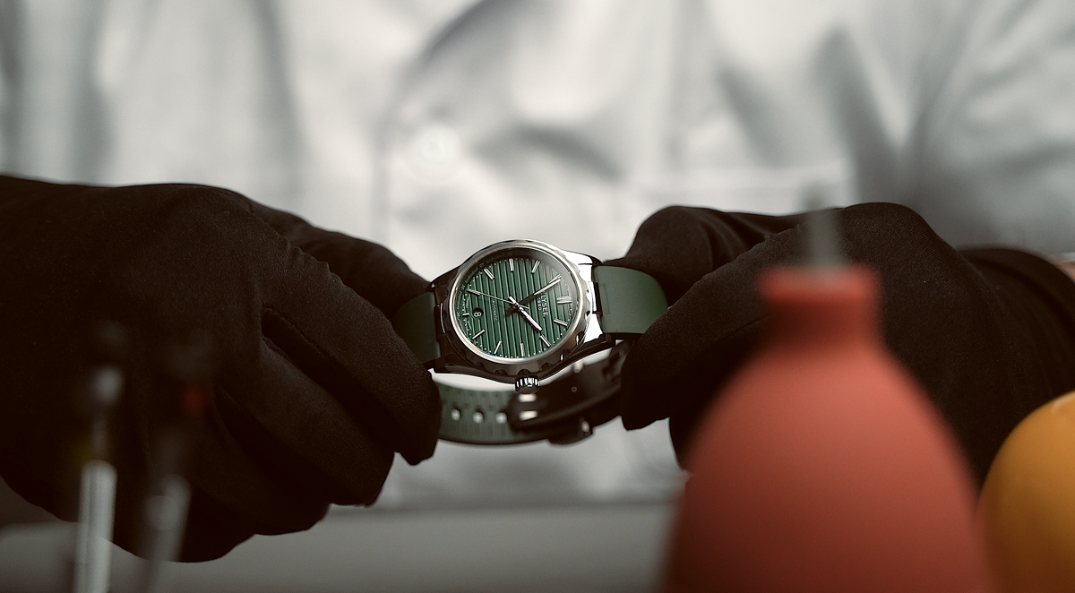 Watchmakers working on an ELYSEE watch in the Düsseldorf workshop